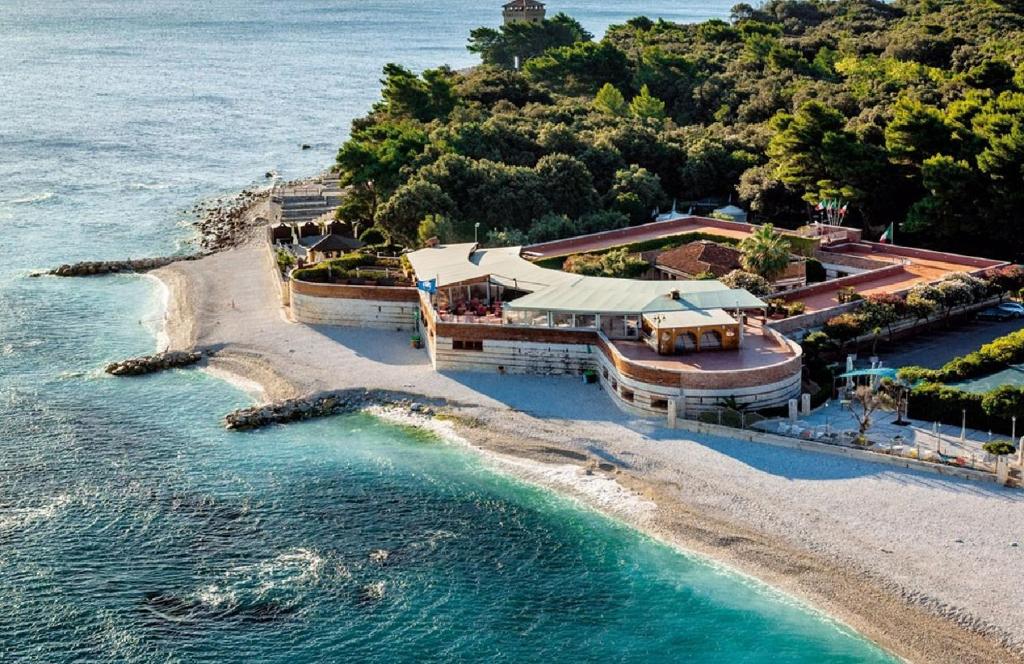 Costa e mare di Portonovo in una luce calda